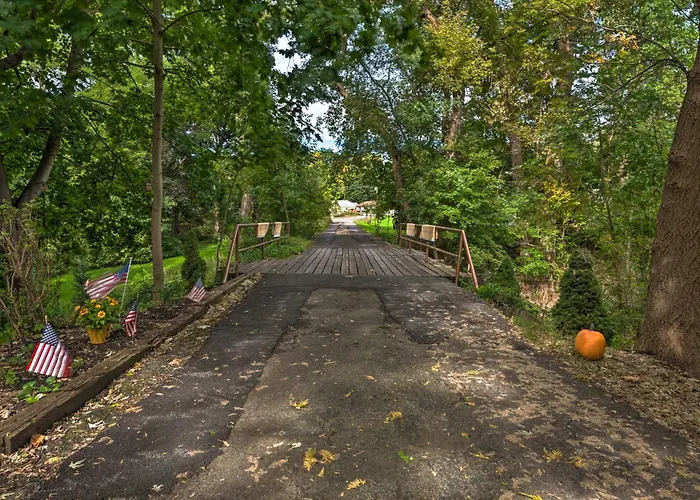 Trolley Apt Upper: Steps To Village Trail & Canal!