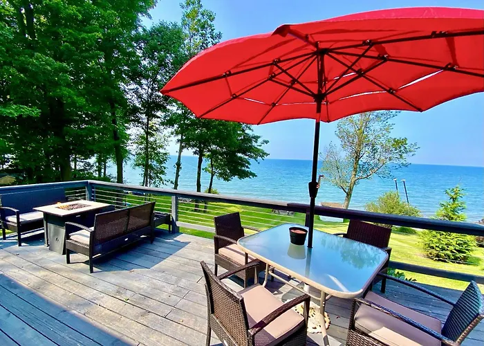 Lakefront Oak Cottage Hot Tub & Fire Pit