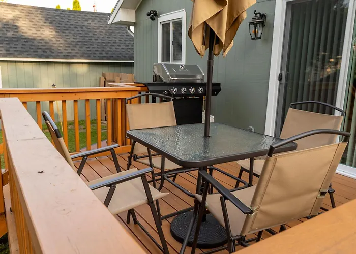 Seabreeze Lakeside Getaway